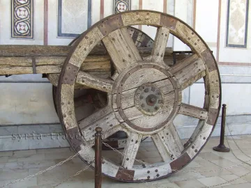 Старинное деревянное колесо